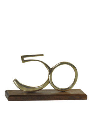 Troféu em metal dourado com base de madeira, numeral 50.