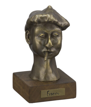 Escultura em bronze da série 'Cabecinhas' intitulada 'Franco', criada pela artista Ligia Stocco, representando um busto com boina e cigarro