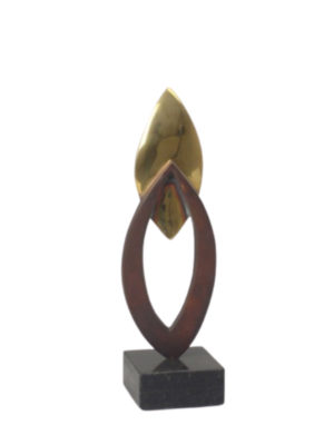 Troféu em metal dourado com base de granito preto, design moderno de chama