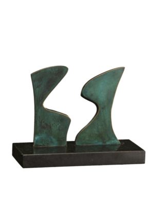 Escultura de metal verde representando figuras abstratas em base de mármore preto.