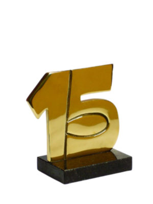 Troféu em metal dourado com base de granito preto, número 15