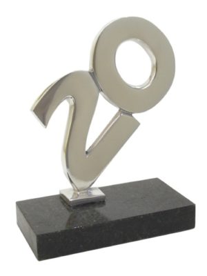 Troféu de metal personalizado com o número 20.
