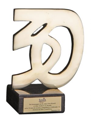 Troféu em formato de numeral 30 com base de mármore claro, ideal para celebração de 30 anos