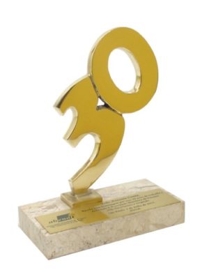 Troféu em metal dourado com base de mármore claro, numeral 30