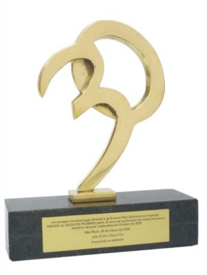 Troféu em metal dourado com base de granito preto, numeral 30