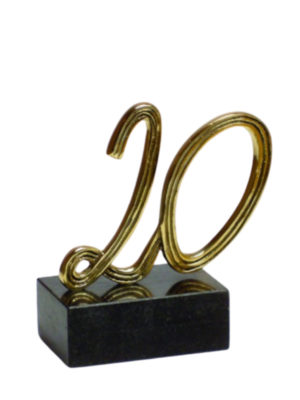 Troféu em metal dourado com base de granito preto, numeral 20
