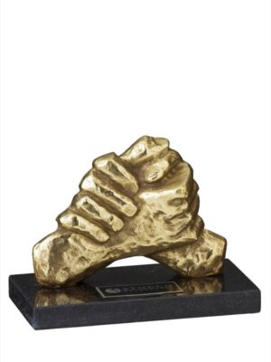 Troféu em metal dourado com base de granito preto, tema de parceria, aperto de mãos.