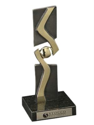Troféu em metal dourado com base de granito preto, representando duas figuras estilizadas em união