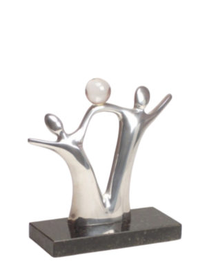 Troféu em metal prateado com base de granito preto e esfera de cristal, tema trabalho em equipe