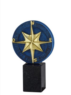 Escultura troféu em metal dourado e azul com base preta, tema rosa dos ventos, ideal como presente