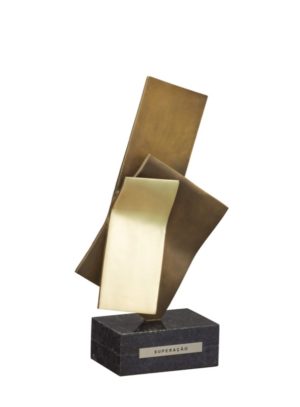 Troféu de superação em metal nobre com base de granito preto, ideal para premiar conquistas e esforços excepcionais.