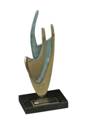 Troféu de superação em metal com base de granito e design artístico moderno.