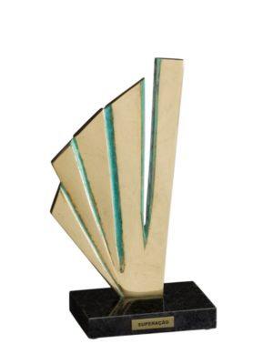 Troféu de superação em metal com design moderno e base de granito.