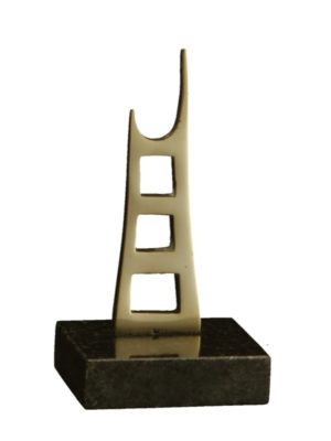 Troféu com design moderno e minimalista sobre base preta.