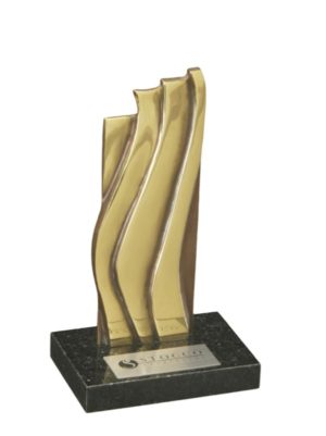 troféu em metal dourado com base de granito preto, design moderno e fluido, personalizado e elegante