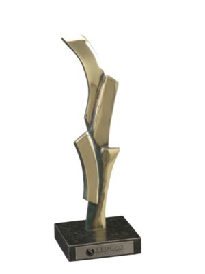 troféu de design moderno com base de granito preto, estrutura em metal dourado, personalizado e elegante.