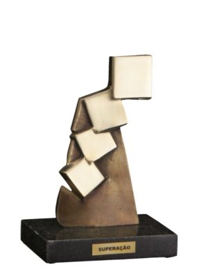 Troféu de superação personalizado em metal com base de granito.