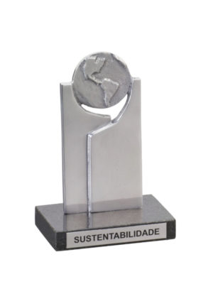 Troféu de sustentabilidade em metal prateado com globo terrestre em relevo - Design elegante e corporativo para premiações