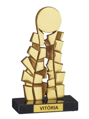 Troféu em metal dourado com design exclusivo, simbolizando vitória e conquista, com base sólida.