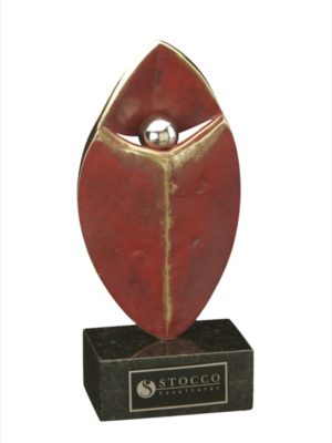 Troféu artístico em metal com acabamento vermelho e detalhe esférico prateado, criado pela Stocco Esculturas.