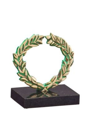 Troféu em metal com coroa de louros dourada e verde, simbolizando conquista e excelência, com base sólida.