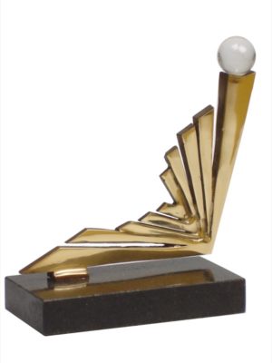 Troféu em metal dourado com design de escalada e esfera, simbolizando excelência e progresso, com base sólida.