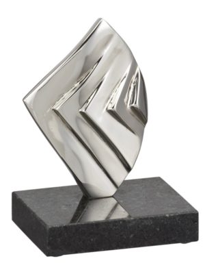 Troféu em metal prateado com design moderno, simbolizando vitória e sucesso, com base sólida.