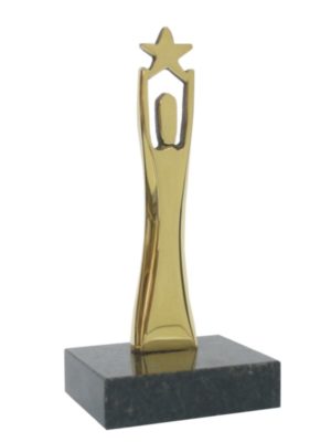 Troféu em metal dourado representando excelência e destaque, com design de estrela e base sólida.