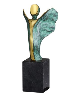 Troféu artístico em metal verde e dourado, simbolizando vitória e superação, com design exclusivo.