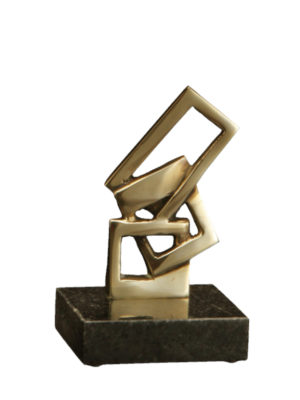 Troféu em metal dourado com design abstrato geométrico, simbolizando inovação e criatividade, com base sólida.