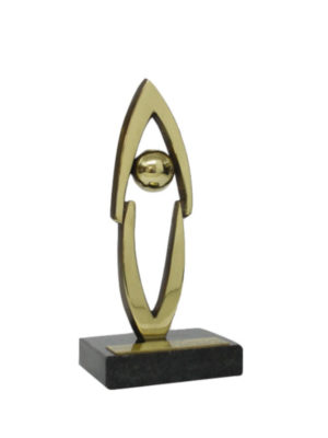 Troféu de metal dourado com design elegante e moderno, simbolizando sucesso e prestígio.