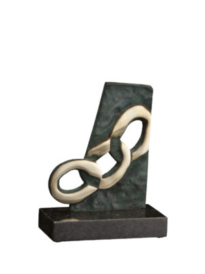 Troféu em metal dourado com design abstrato de elos entrelaçados, simbolizando parceria e união, com base sólida.