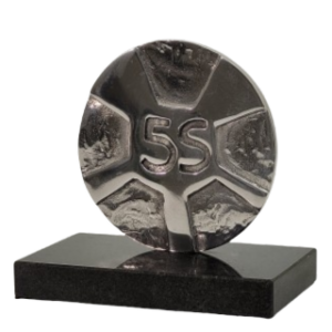 Troféu 5S em metal sobre base de granito, ideal para premiações corporativas focadas em organização e eficiência.