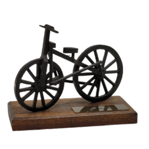 Troféu de bicicleta antiga em metal com base de madeira.